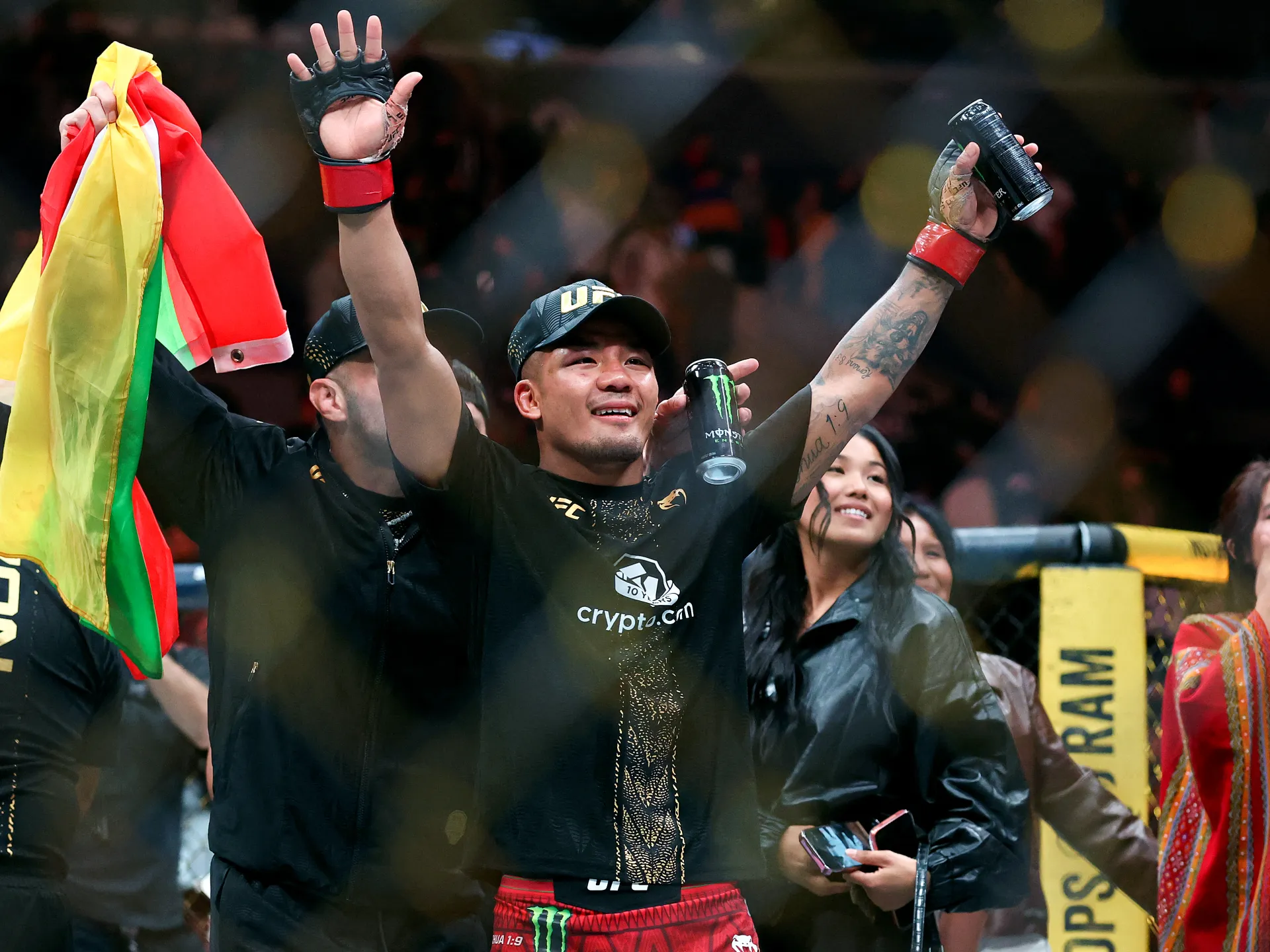 Джошуа Ван с чемпионским поясом UFC