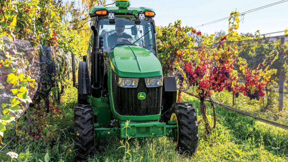 Я починил трактор с помощью сервиса саморемонта John Deere. Фермеры не убеждены в его эффективности.