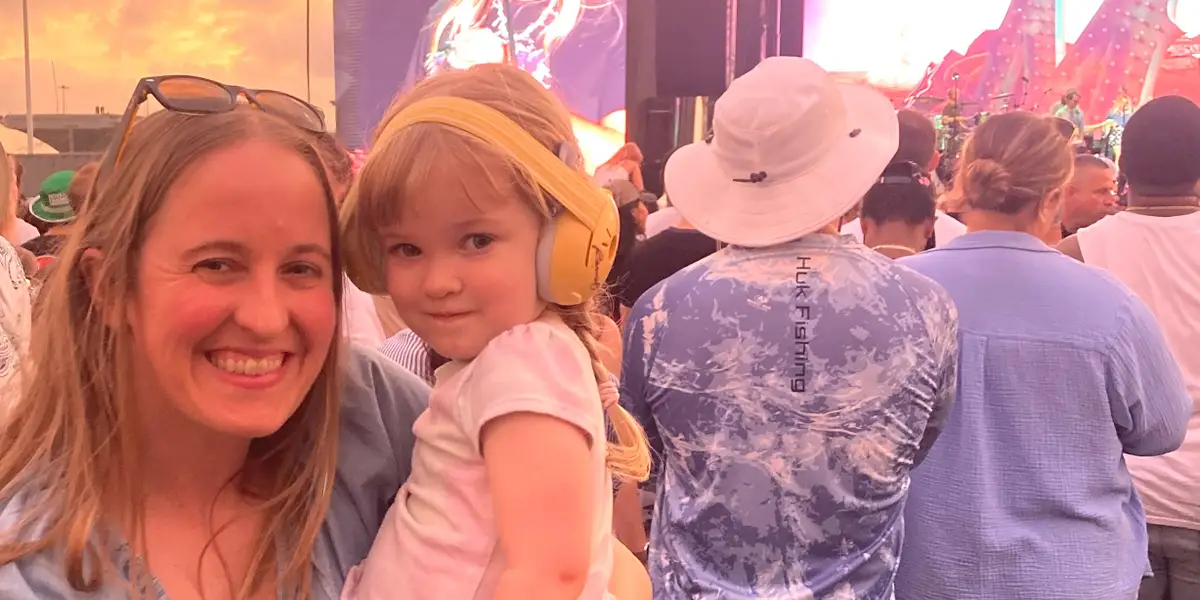 Моей 3-летней дочери побывала более чем на десятке больших концертов. Мы не переживаем из-за позднего отхода ко сну