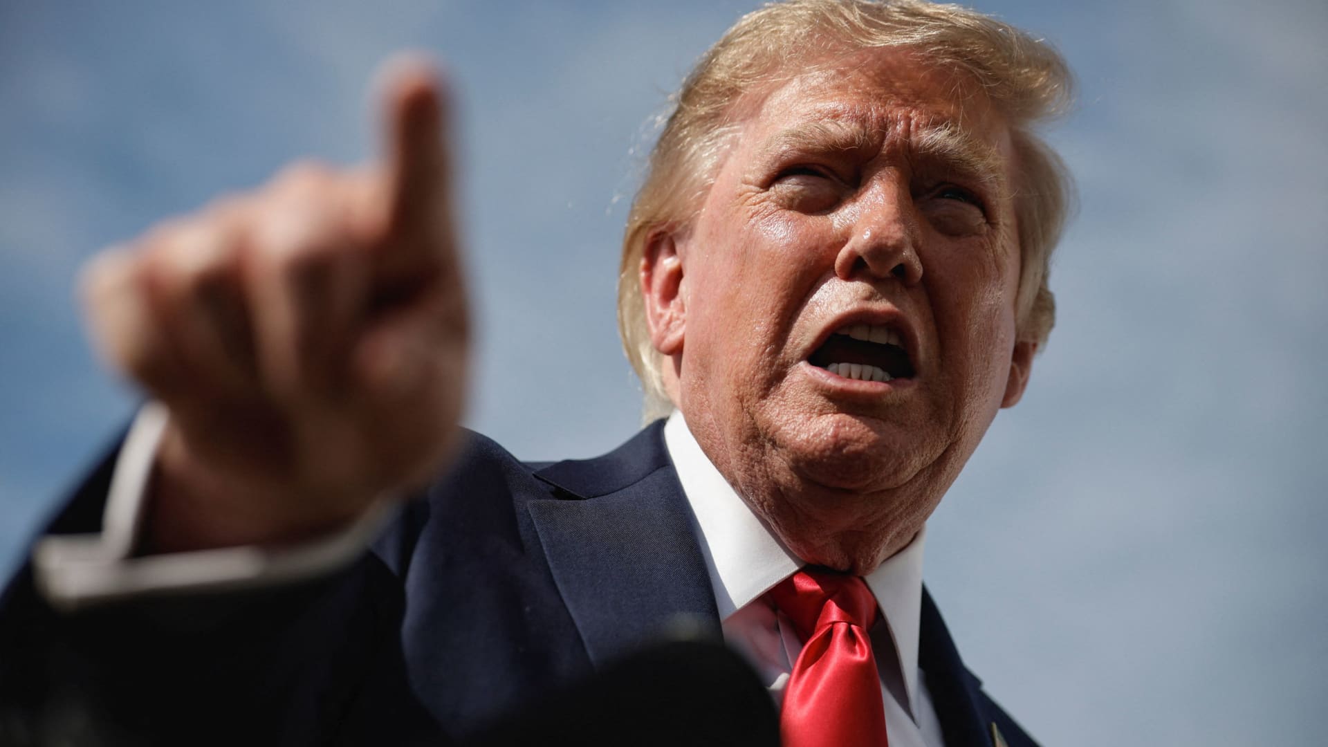 Дональд Трамп выступает с заявлениями