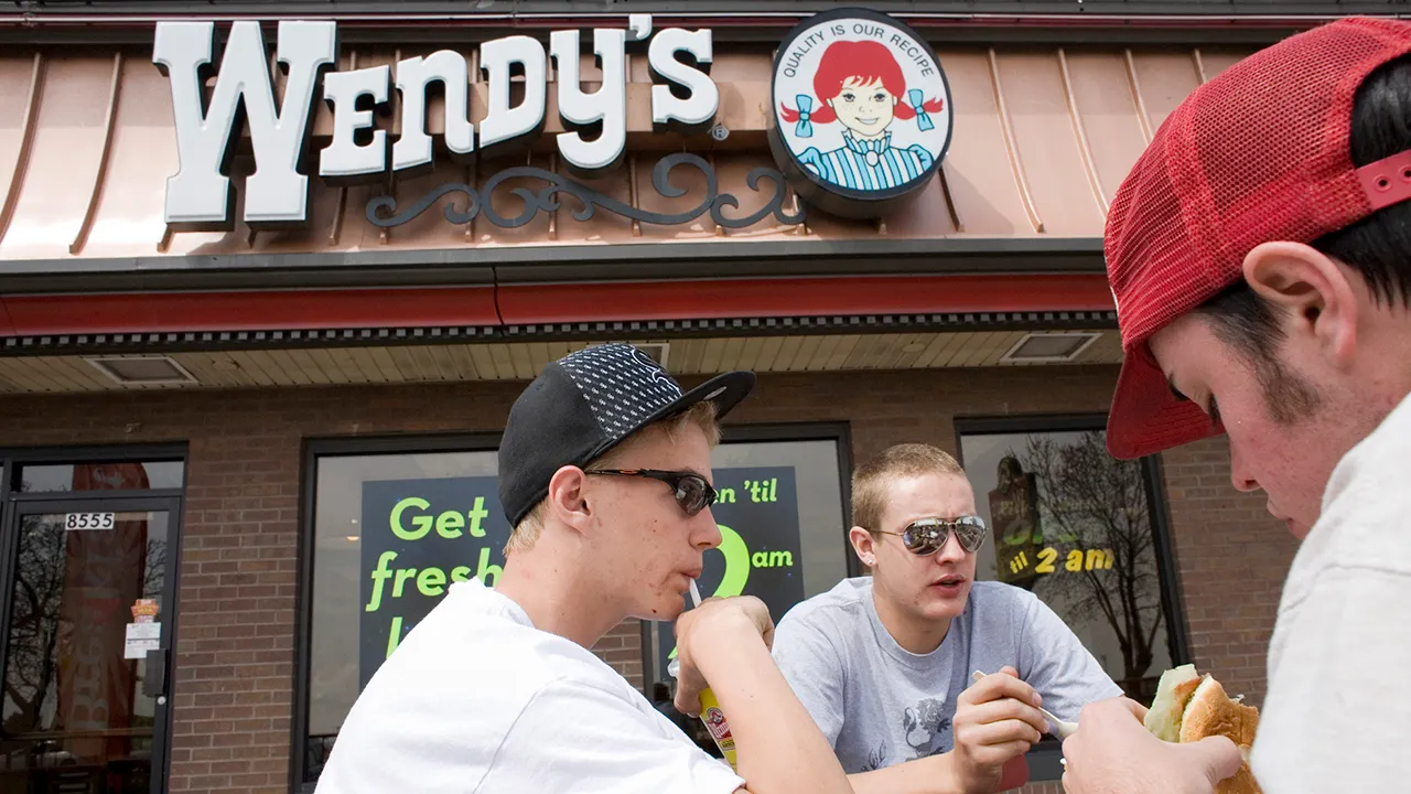 Возвращение чудовищного бургера Wendy's: покупателям предлагается съесть 9 котлет за 9 минут