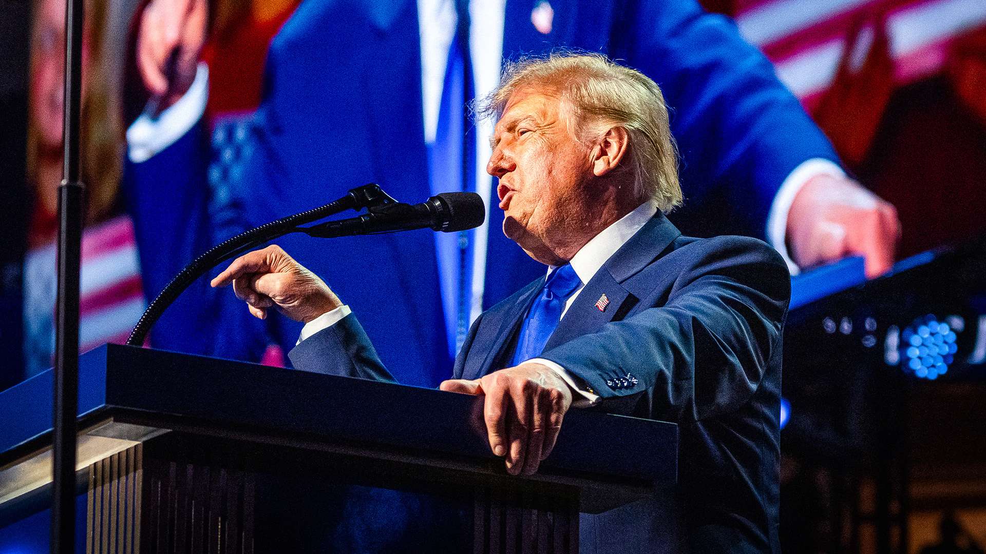 Некоторые взятки как угощение: Трамп пообещал денежные выплаты избирателям