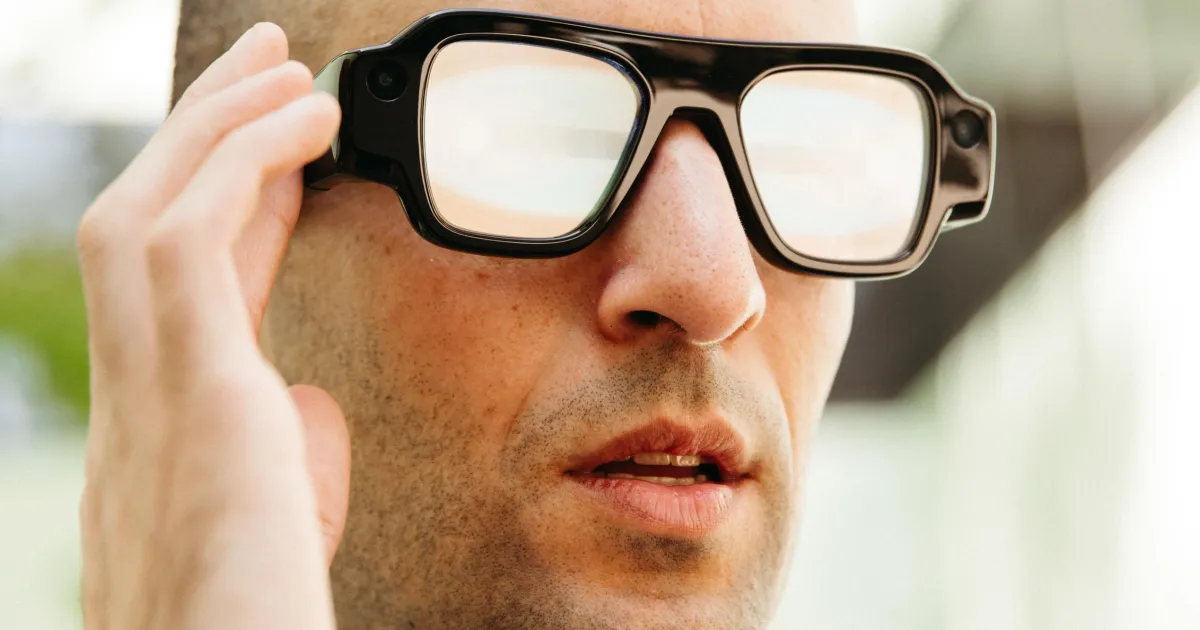Человек в умных очках Snap Specs