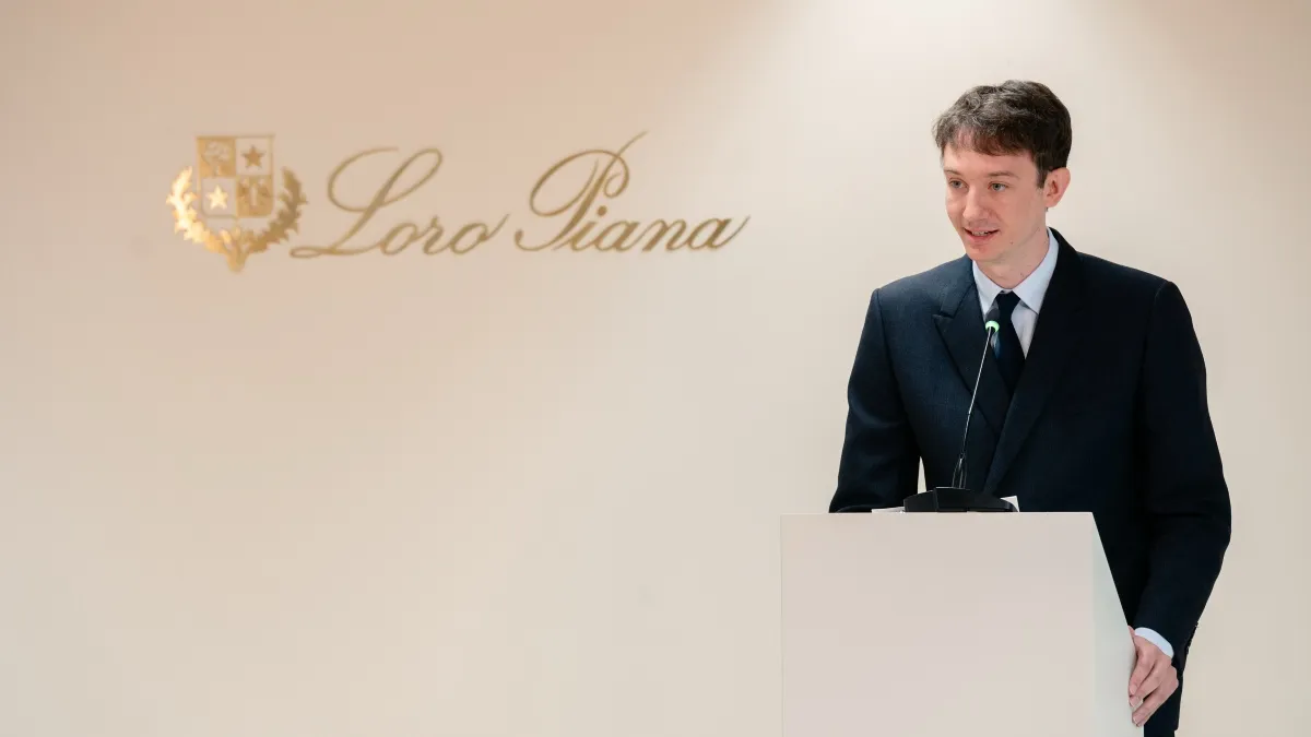 Фредерик Арно и официальные лица на открытии фабрики Loro Piana в Джемме